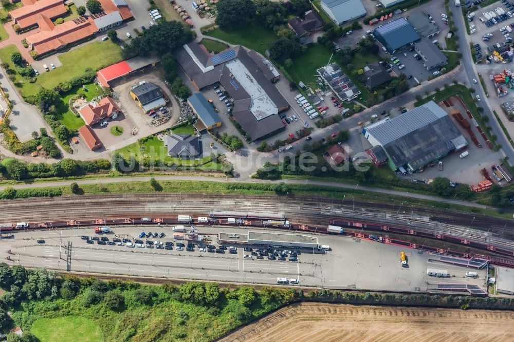 Niebüll von oben - Gleisverlauf und Bahn -Betriebsgebäude in Niebüll im Bundesland Schleswig-Holstein, Deutschland