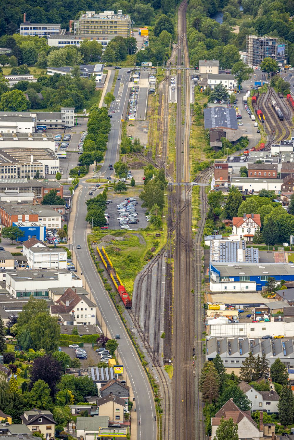 Arnsberg von oben - Gleisverlauf am Bahnhof der Deutschen Bahn Neheim-Hüsten in Arnsberg im Bundesland Nordrhein-Westfalen, Deutschland