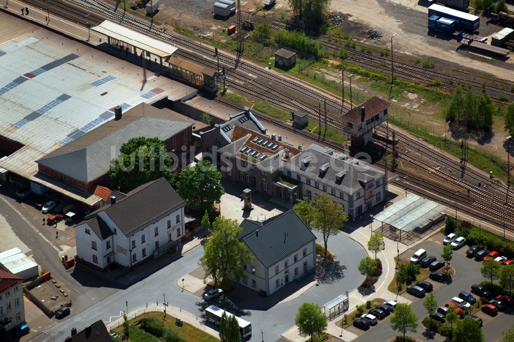 Luftaufnahme Kreuztal - Gleisverlauf und Bahnhofsgebäude des Bahnhof Kreuztal der Deutschen Bahn in Kreuztal im Bundesland Nordrhein-Westfalen, Deutschland