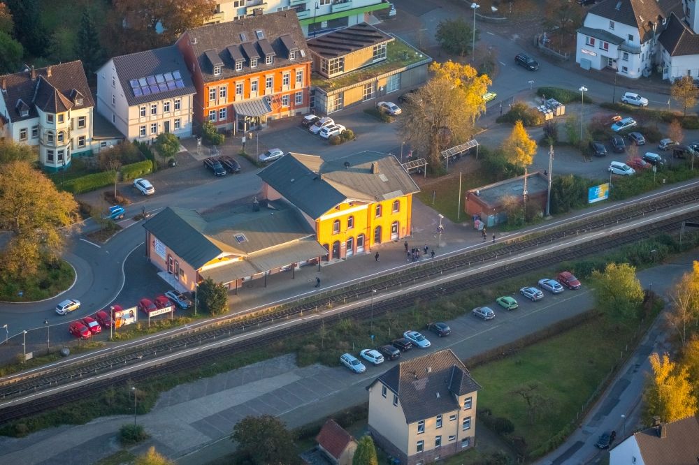 Luftaufnahme Marsberg - Gleisverlauf und Bahnhofsgebäude des Bahnhof Marsberg an der Bahnstraße in Marsberg im Bundesland Nordrhein-Westfalen, Deutschland