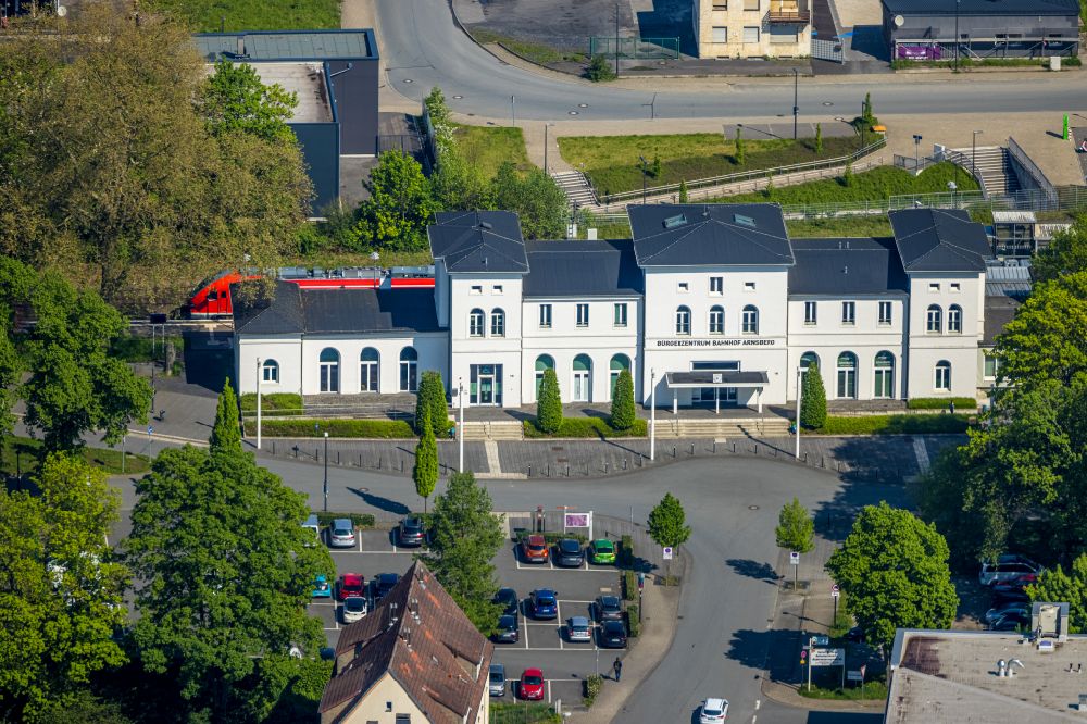 Arnsberg von oben - Gleisverlauf und Bahnhofsgebäude und Bürgerzentrum in Arnsberg im Bundesland Nordrhein-Westfalen, Deutschland
