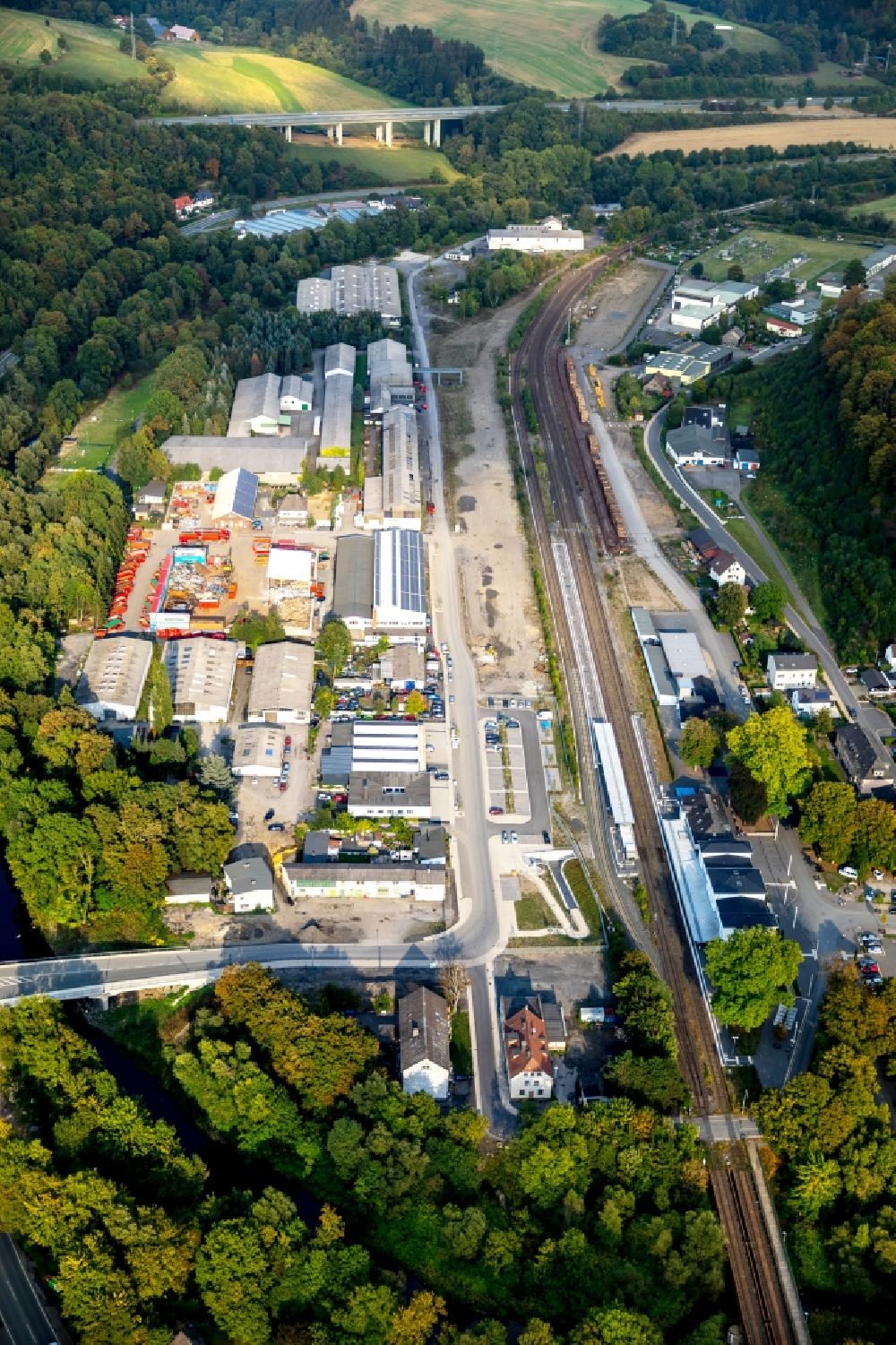 Luftaufnahme Arnsberg - Gleisverlauf und Bahnhofsgebäude der Deutschen Bahn Bahnhof Arnsberg (Westf) in Arnsberg im Bundesland Nordrhein-Westfalen, Deutschland
