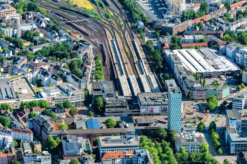 Hamburg von oben - Gleisverlauf und Bahnhofsgebäude der Deutschen Bahn am Bahnhof Hamburg-Altona in Hamburg, Deutschland