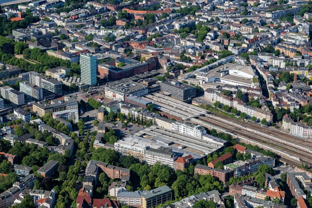 Luftaufnahme Hamburg - Gleisverlauf und Bahnhofsgebäude der Deutschen Bahn am Bahnhof Hamburg-Altona in Hamburg, Deutschland