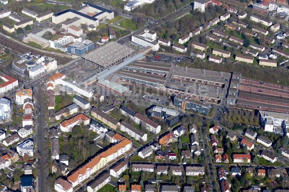 Kassel von oben - Gleisverlauf und Bahnhofsgebäude der Deutschen Bahn am Bahnhof Kassel-Wilhelmshöhe in Kassel im Bundesland Hessen, Deutschland