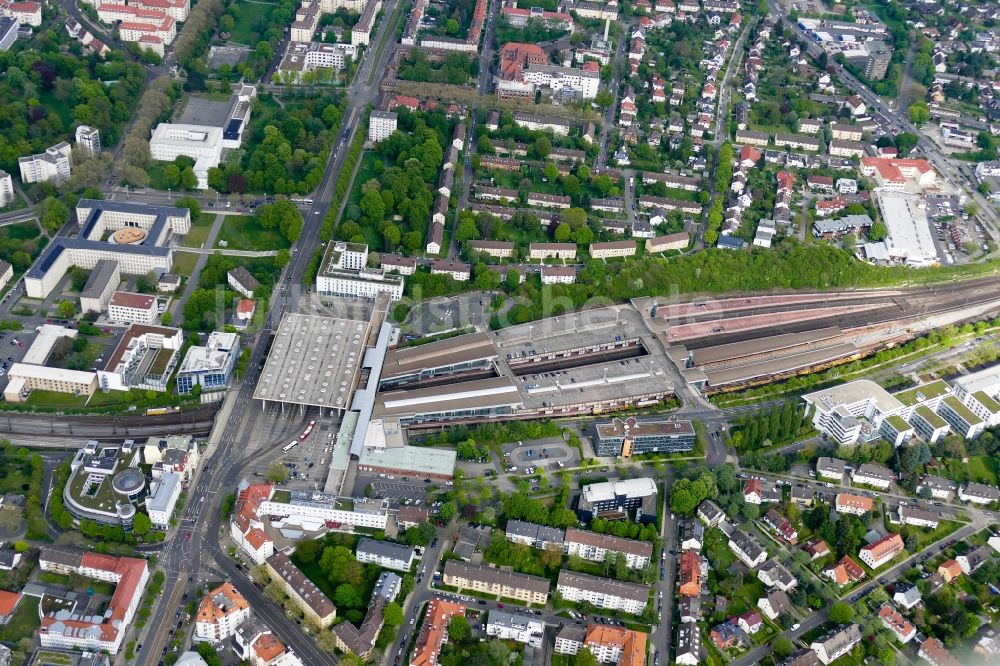 Luftbild Kassel - Gleisverlauf und Bahnhofsgebäude der Deutschen Bahn am Bahnhof Kassel-Wilhelmshöhe in Kassel im Bundesland Hessen, Deutschland