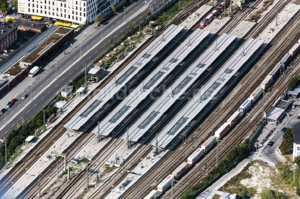 Luftbild München - Gleisverlauf und Bahnhofsgebäude der Deutschen Bahn am Bahnhof München-Pasing in München im Bundesland Bayern, Deutschland