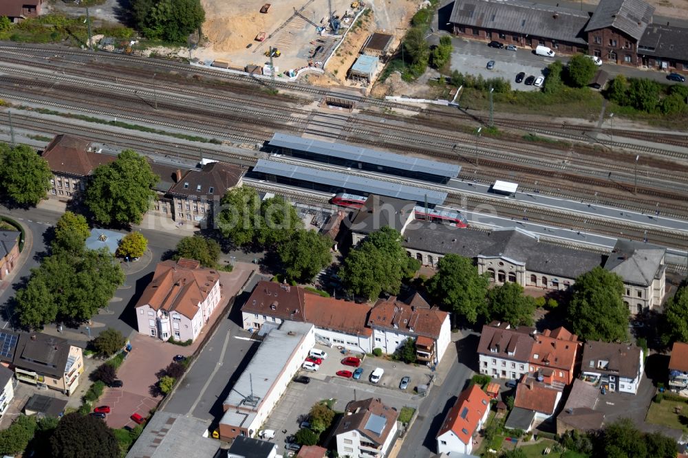 Lauda-Königshofen von oben - Gleisverlauf und Bahnhofsgebäude der Deutschen Bahn in der Bahnhofstraße in Lauda-Königshofen im Bundesland Baden-Württemberg, Deutschland