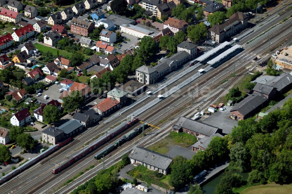 Luftbild Lauda-Königshofen - Gleisverlauf und Bahnhofsgebäude der Deutschen Bahn in der Bahnhofstraße in Lauda-Königshofen im Bundesland Baden-Württemberg, Deutschland