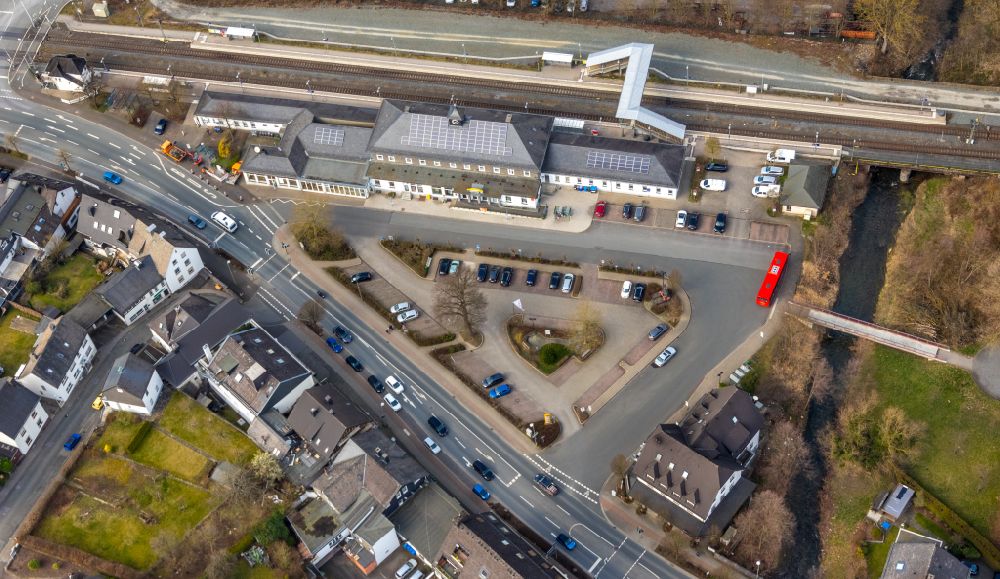 Bestwig aus der Vogelperspektive: Gleisverlauf und Bahnhofsgebäude der Deutschen Bahn in Bestwig im Bundesland Nordrhein-Westfalen, Deutschland