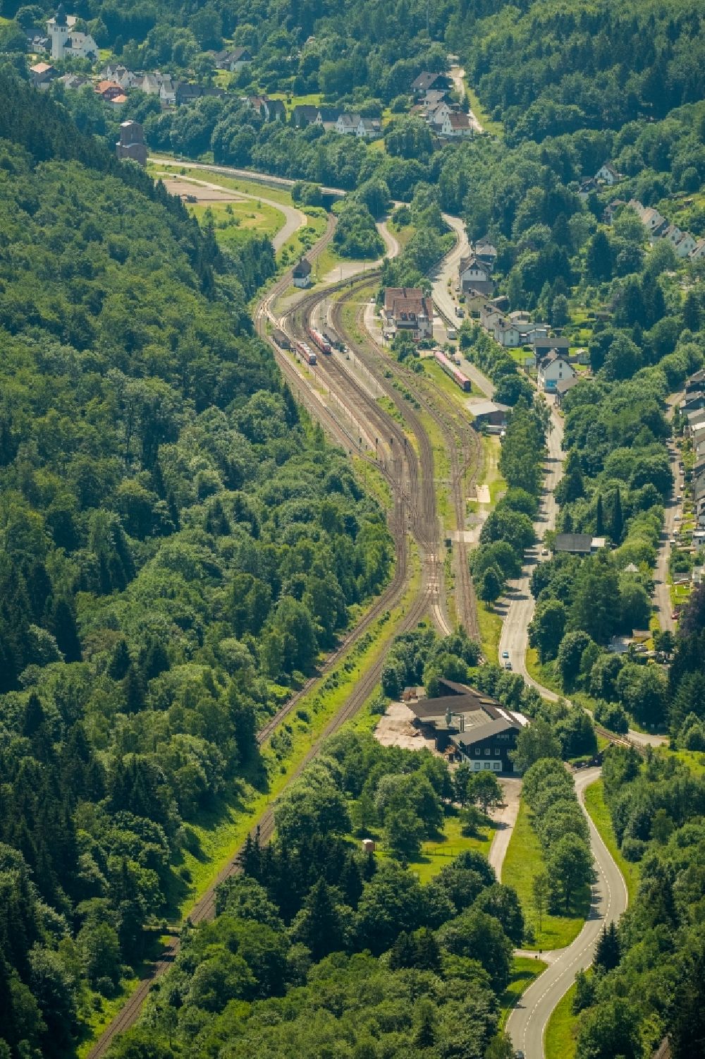 Luftaufnahme Brilon-Wald - Gleisverlauf und Bahnhofsgebäude der Deutschen Bahn in Brilon-Wald im Bundesland Nordrhein-Westfalen, Deutschland