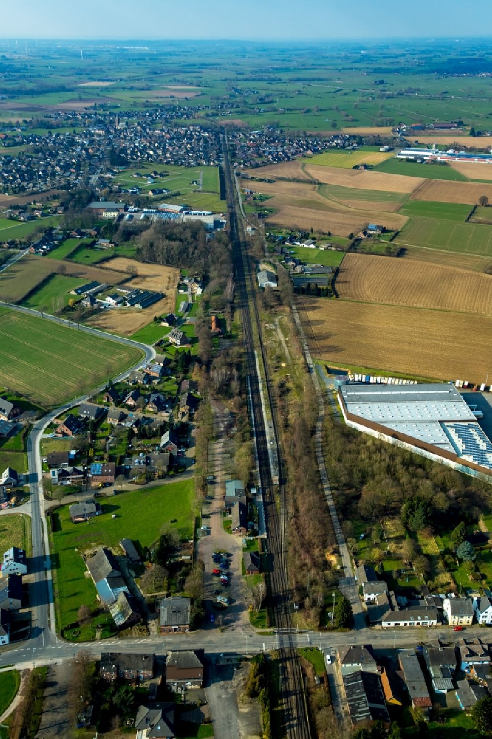 Luftaufnahme Rees - Gleisverlauf und Bahnhofsgebäude der Deutschen Bahn Empel-Rees in Rees im Bundesland Nordrhein-Westfalen