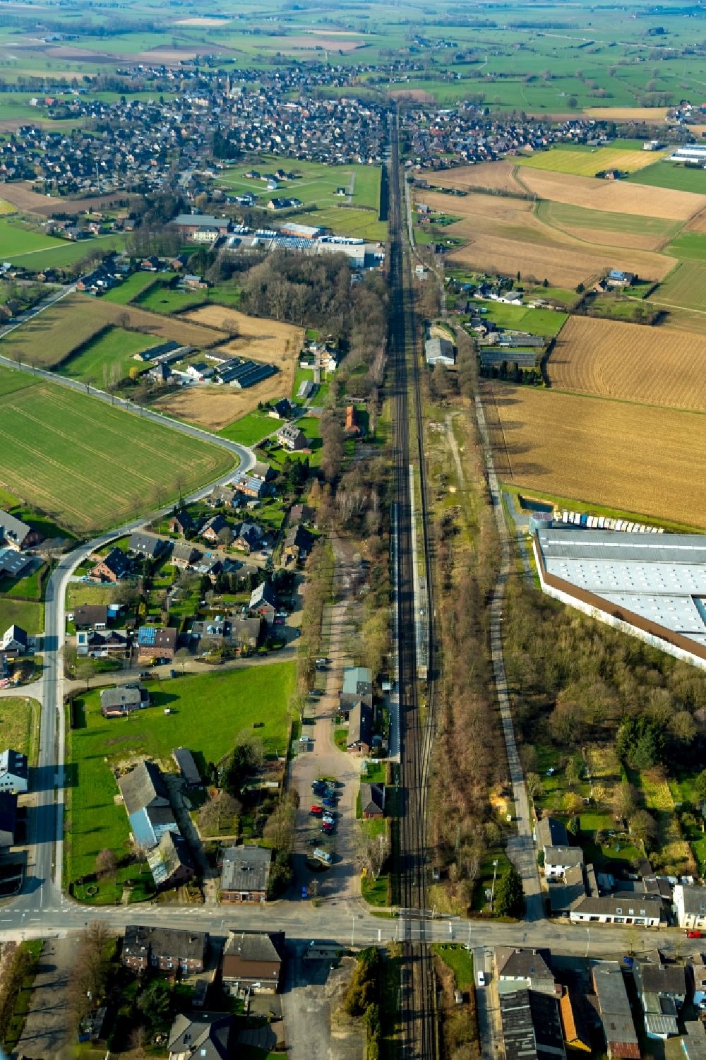 Rees von oben - Gleisverlauf und Bahnhofsgebäude der Deutschen Bahn Empel-Rees in Rees im Bundesland Nordrhein-Westfalen