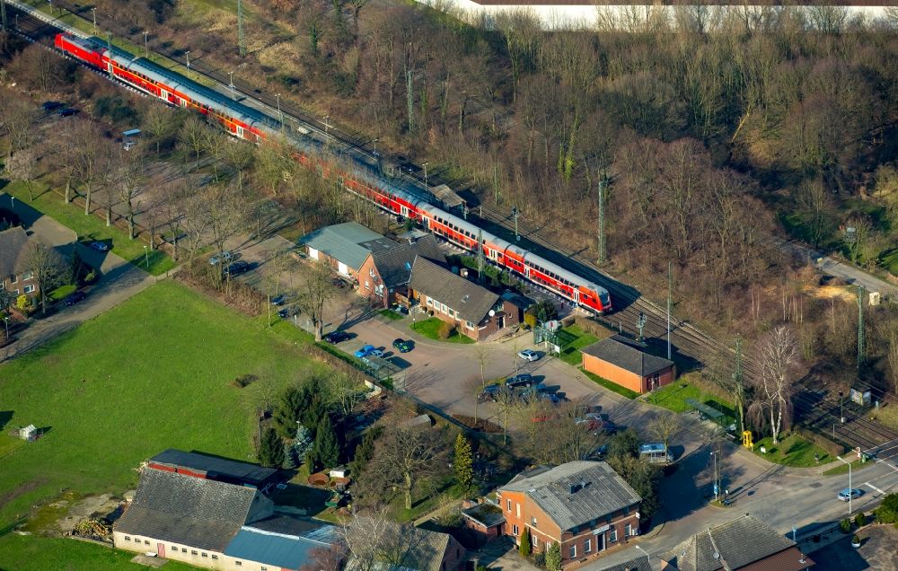 Luftbild Rees - Gleisverlauf und Bahnhofsgebäude der Deutschen Bahn Empel-Rees mit rotem Regional- Zug in Rees im Bundesland Nordrhein-Westfalen