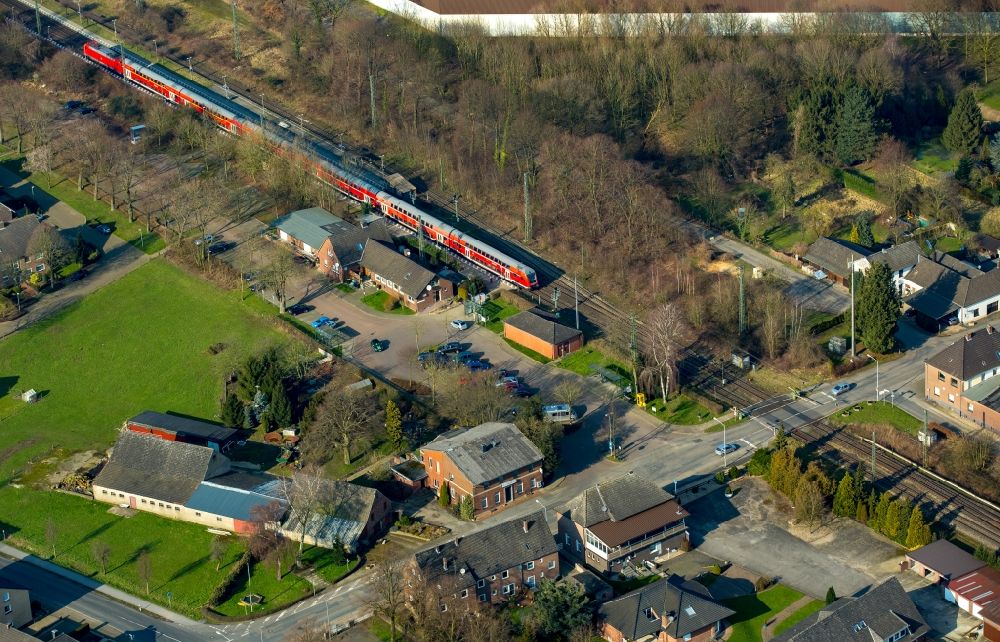 Luftaufnahme Rees - Gleisverlauf und Bahnhofsgebäude der Deutschen Bahn Empel-Rees mit rotem Regional- Zug in Rees im Bundesland Nordrhein-Westfalen
