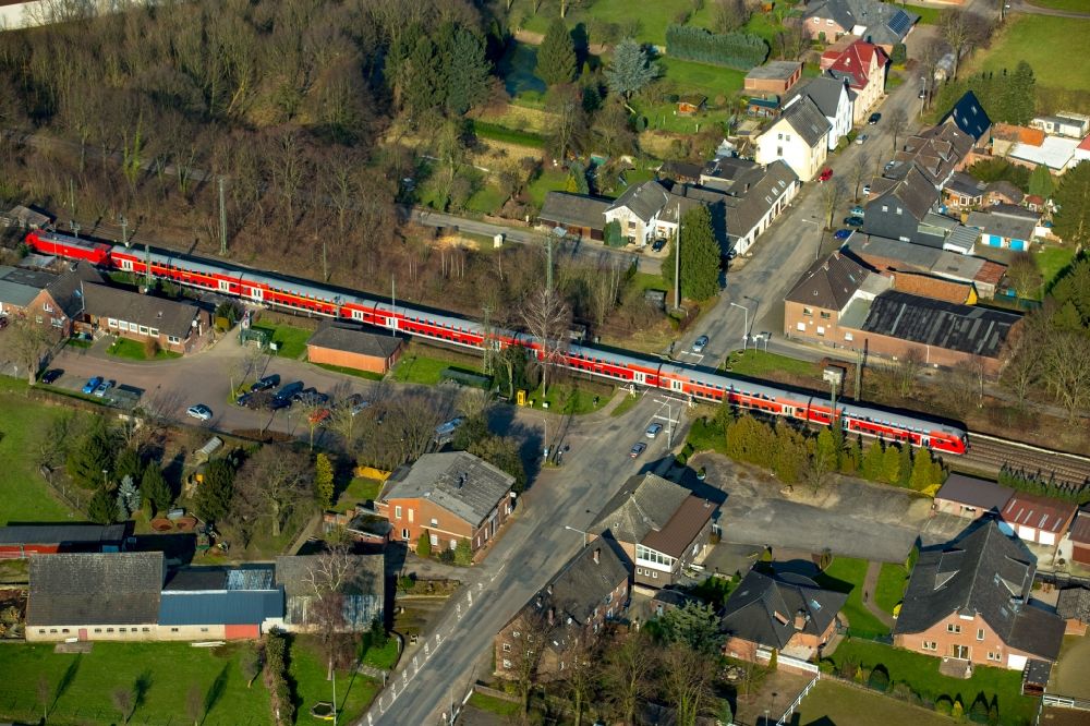 Rees von oben - Gleisverlauf und Bahnhofsgebäude der Deutschen Bahn Empel-Rees mit rotem Regional- Zug in Rees im Bundesland Nordrhein-Westfalen
