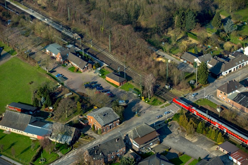Rees von oben - Gleisverlauf und Bahnhofsgebäude der Deutschen Bahn Empel-Rees mit rotem Regional- Zug in Rees im Bundesland Nordrhein-Westfalen