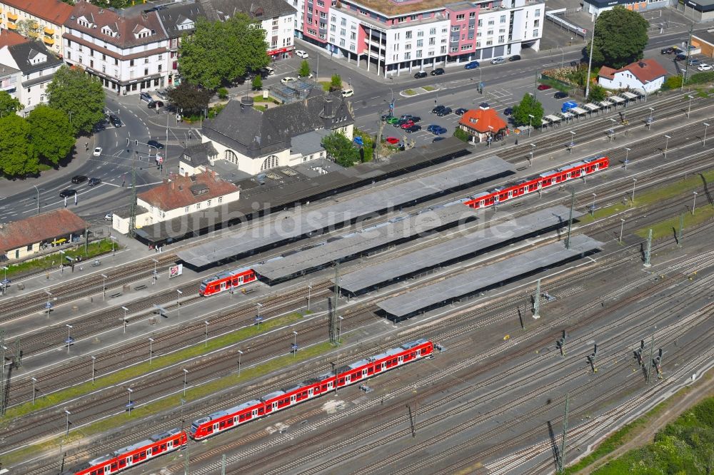 Luftbild Friedberg (Hessen) - Gleisverlauf und Bahnhofsgebäude der Deutschen Bahn in Friedberg (Hessen) im Bundesland Hessen, Deutschland