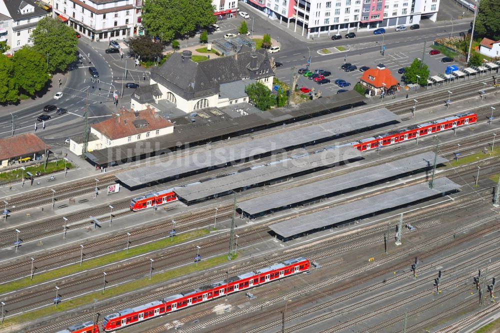 Luftaufnahme Friedberg (Hessen) - Gleisverlauf und Bahnhofsgebäude der Deutschen Bahn in Friedberg (Hessen) im Bundesland Hessen, Deutschland