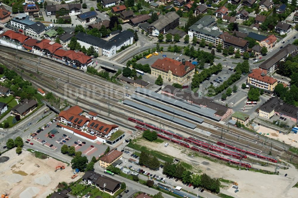 Luftaufnahme Garmisch-Partenkirchen - Gleisverlauf und Bahnhofsgebäude der Deutschen Bahn in Garmisch-Partenkirchen im Bundesland Bayern, Deutschland