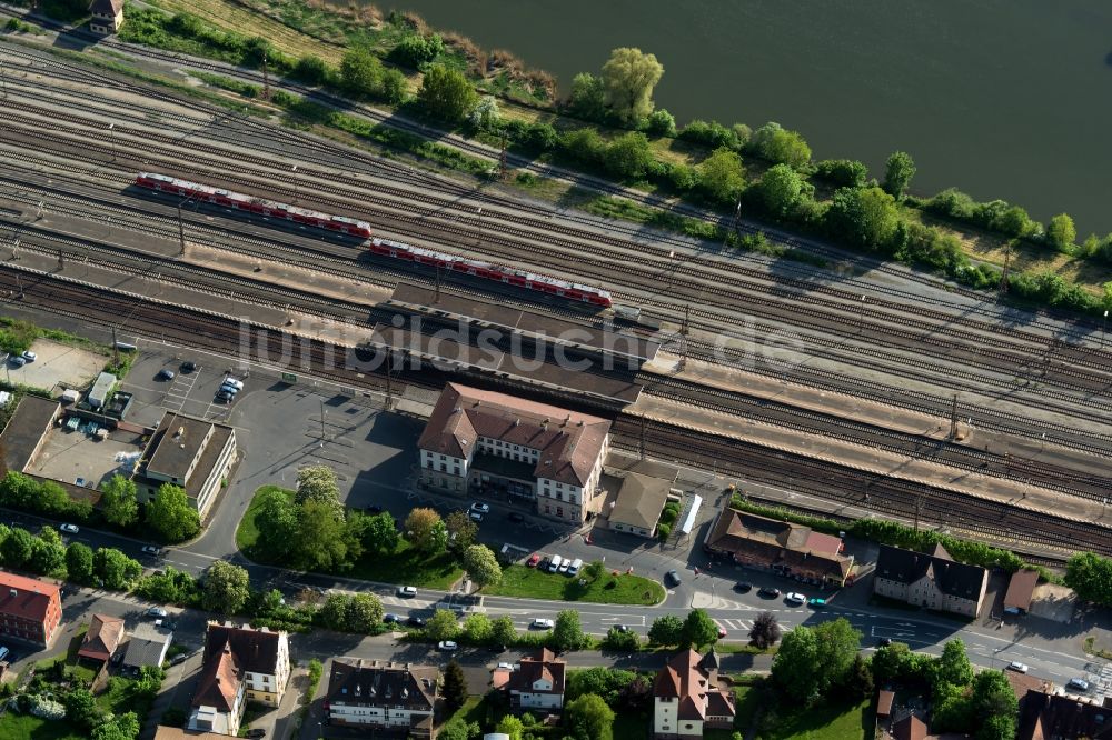 Luftaufnahme Gemünden am Main - Gleisverlauf und Bahnhofsgebäude der Deutschen Bahn in Gemünden am Main im Bundesland Bayern, Deutschland