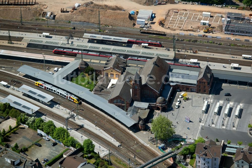Luftbild Gießen - Gleisverlauf und Bahnhofsgebäude der Deutschen Bahn in Gießen im Bundesland Hessen, Deutschland