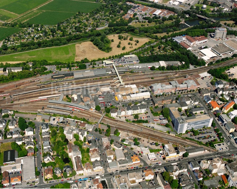 Gießen von oben - Gleisverlauf und Bahnhofsgebäude der Deutschen Bahn in Gießen im Bundesland Hessen, Deutschland