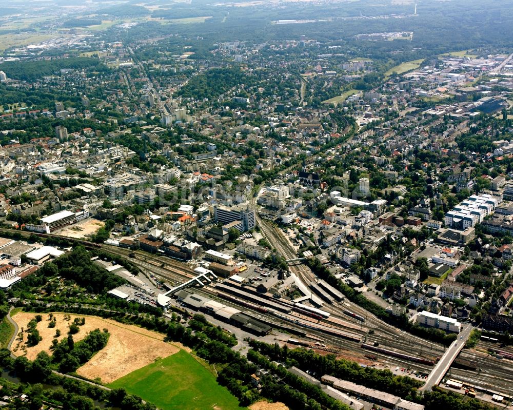 Gießen aus der Vogelperspektive: Gleisverlauf und Bahnhofsgebäude der Deutschen Bahn in Gießen im Bundesland Hessen, Deutschland