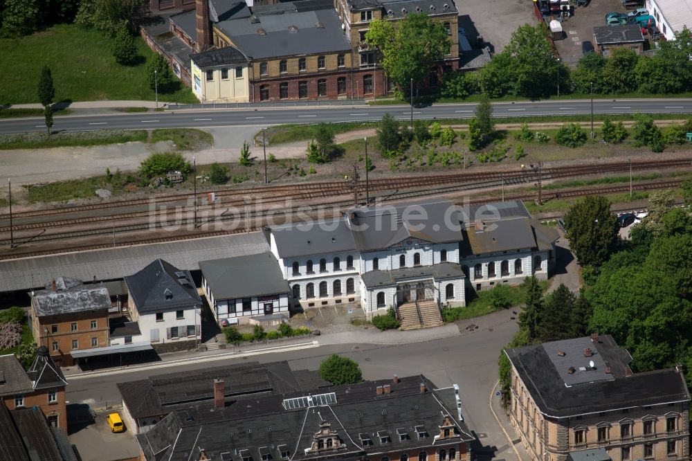 Greiz von oben - Gleisverlauf und Bahnhofsgebäude der Deutschen Bahn in Greiz im Bundesland Thüringen, Deutschland