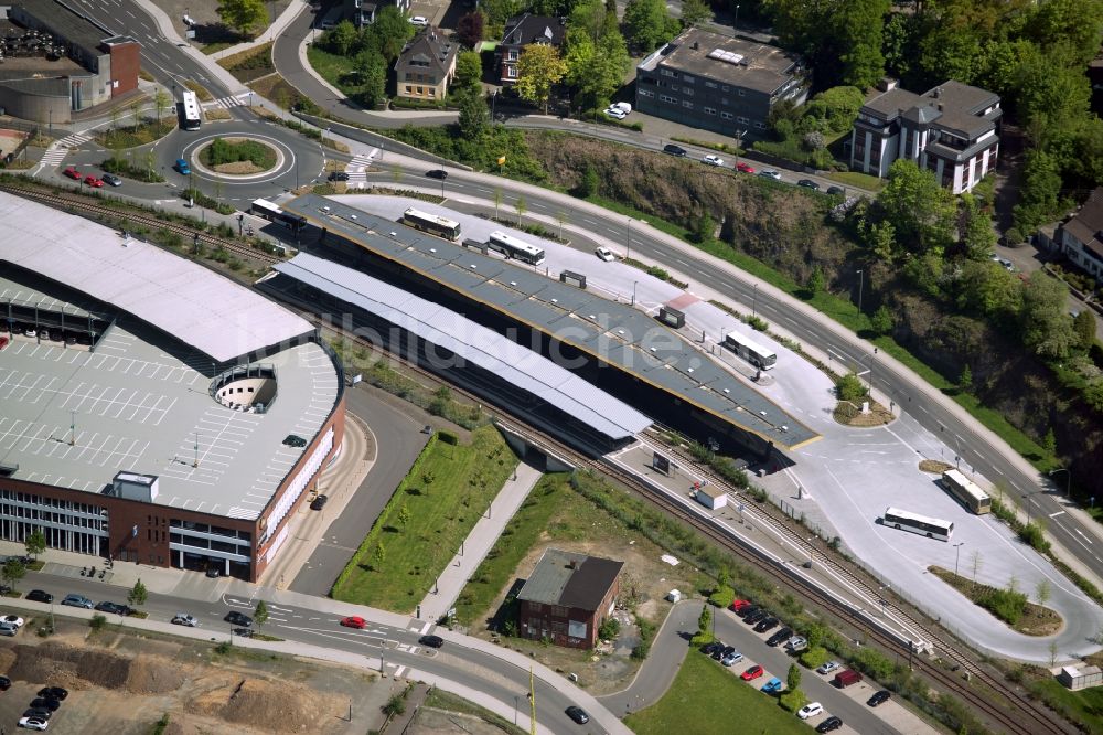 Luftaufnahme Gummersbach - Gleisverlauf und Bahnhofsgebäude der Deutschen Bahn in Gummersbach im Bundesland Nordrhein-Westfalen, Deutschland