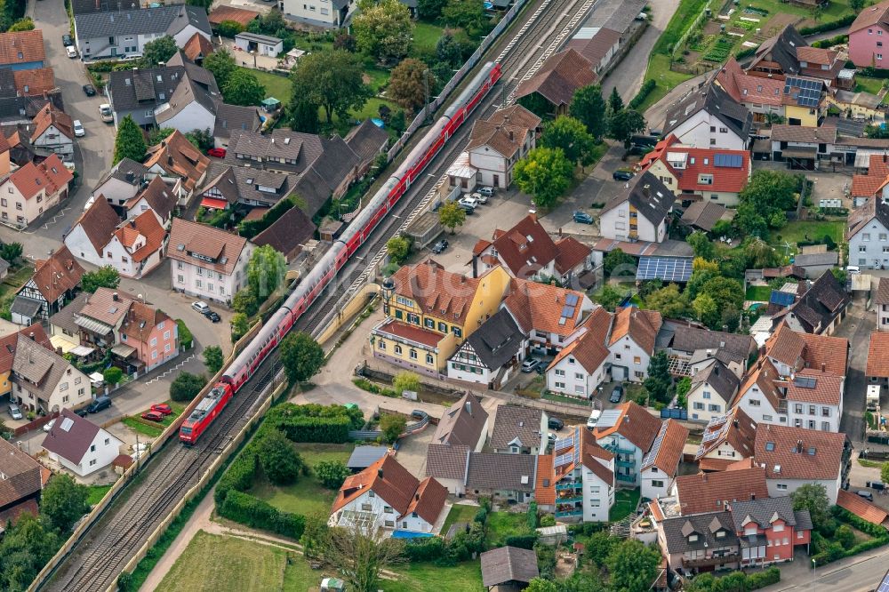 Köndringen von oben - Gleisverlauf und Bahnhofsgebäude der Deutschen Bahn in Köndringen im Bundesland Baden-Württemberg, Deutschland