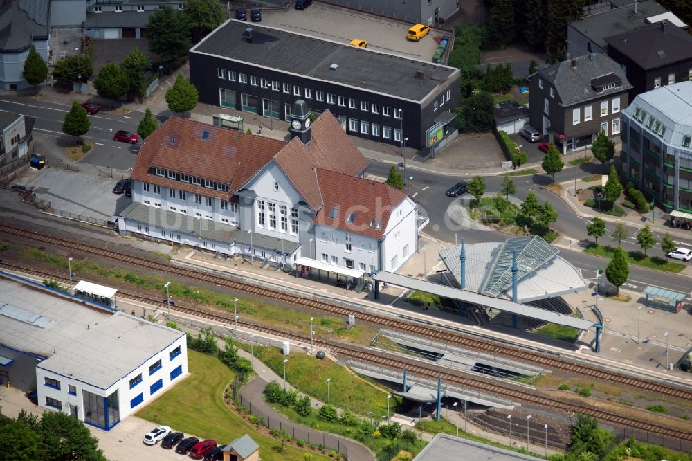 Lennep von oben - Gleisverlauf und Bahnhofsgebäude der Deutschen Bahn in Lennep im Bundesland Nordrhein-Westfalen, Deutschland