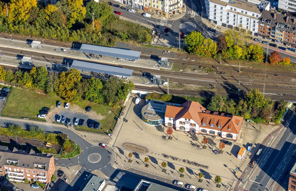 Moers aus der Vogelperspektive: Gleisverlauf und Bahnhofsgebäude der Deutschen Bahn in Moers im Bundesland Nordrhein-Westfalen, Deutschland