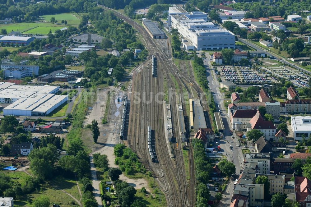 Luftaufnahme Oranienburg - Gleisverlauf und Bahnhofsgebäude der Deutschen Bahn in Oranienburg im Bundesland Brandenburg, Deutschland
