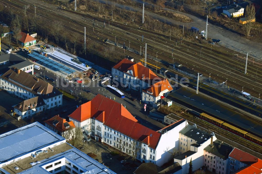 Oranienburg von oben - Gleisverlauf und Bahnhofsgebäude der Deutschen Bahn in Oranienburg im Bundesland Brandenburg, Deutschland