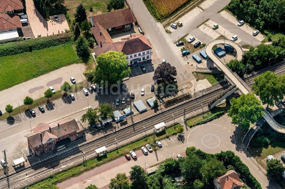 Luftbild Orschweier - Gleisverlauf und Bahnhofsgebäude der Deutschen Bahn in Orschweier im Bundesland Baden-Württemberg, Deutschland