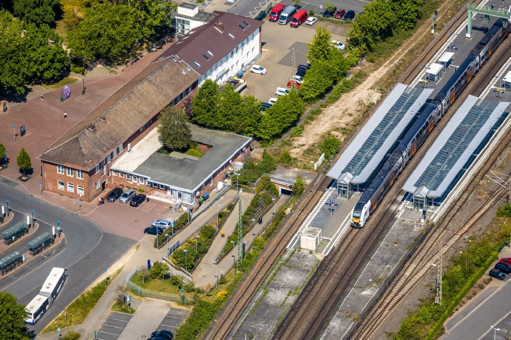 Luftbild Wesel - Gleisverlauf und Bahnhofsgebäude der Deutschen Bahn im Ortsteil Blumenkamp in Wesel im Bundesland Nordrhein-Westfalen, Deutschland