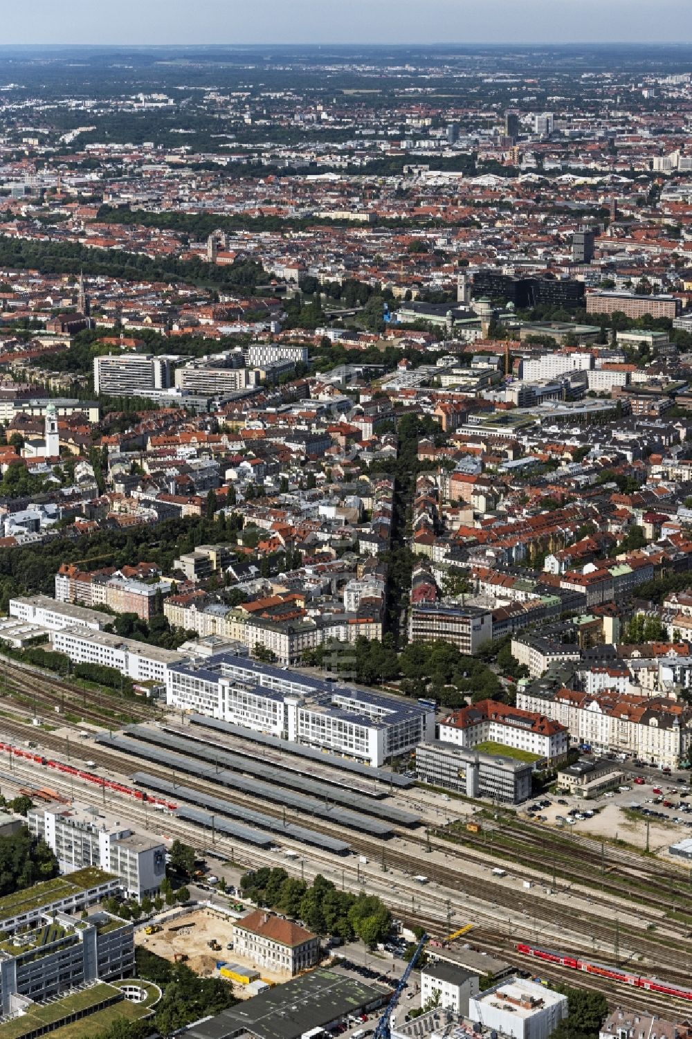 München von oben - Gleisverlauf und Bahnhofsgebäude der Deutschen Bahn Ostbahnhof im Ortsteil Au-Haidhausen in München im Bundesland Bayern, Deutschland