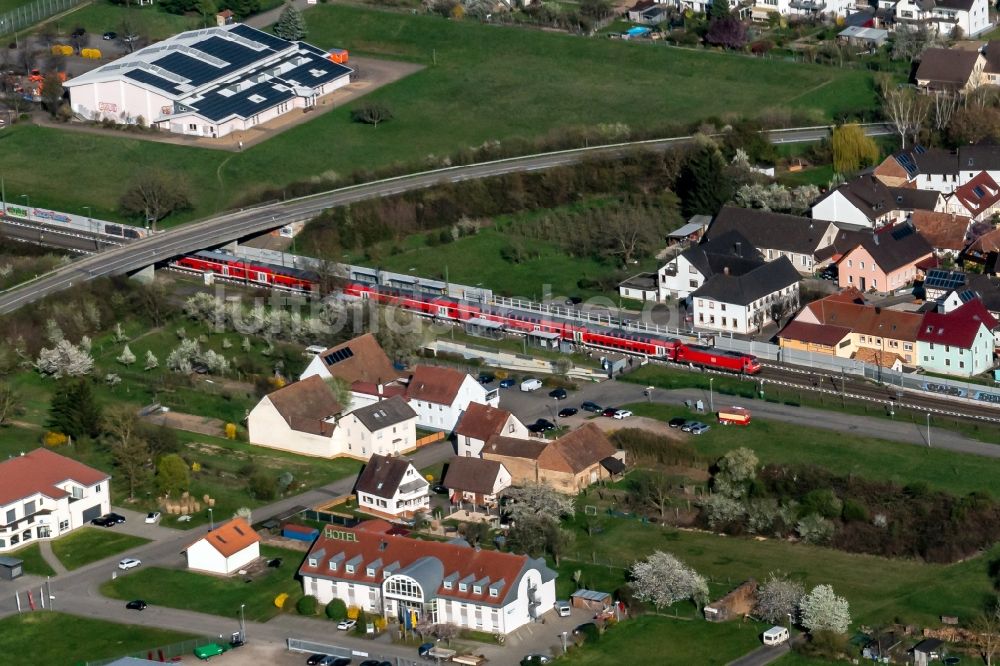 Ringsheim von oben - Gleisverlauf und Bahnhofsgebäude der Deutschen Bahn in Ringsheim im Bundesland Baden-Württemberg, Deutschland