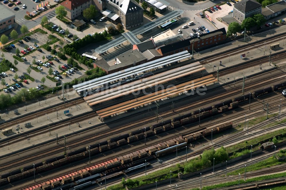 Saalfeld/Saale von oben - Gleisverlauf und Bahnhofsgebäude der Deutschen Bahn in Saalfeld/Saale im Bundesland Thüringen, Deutschland