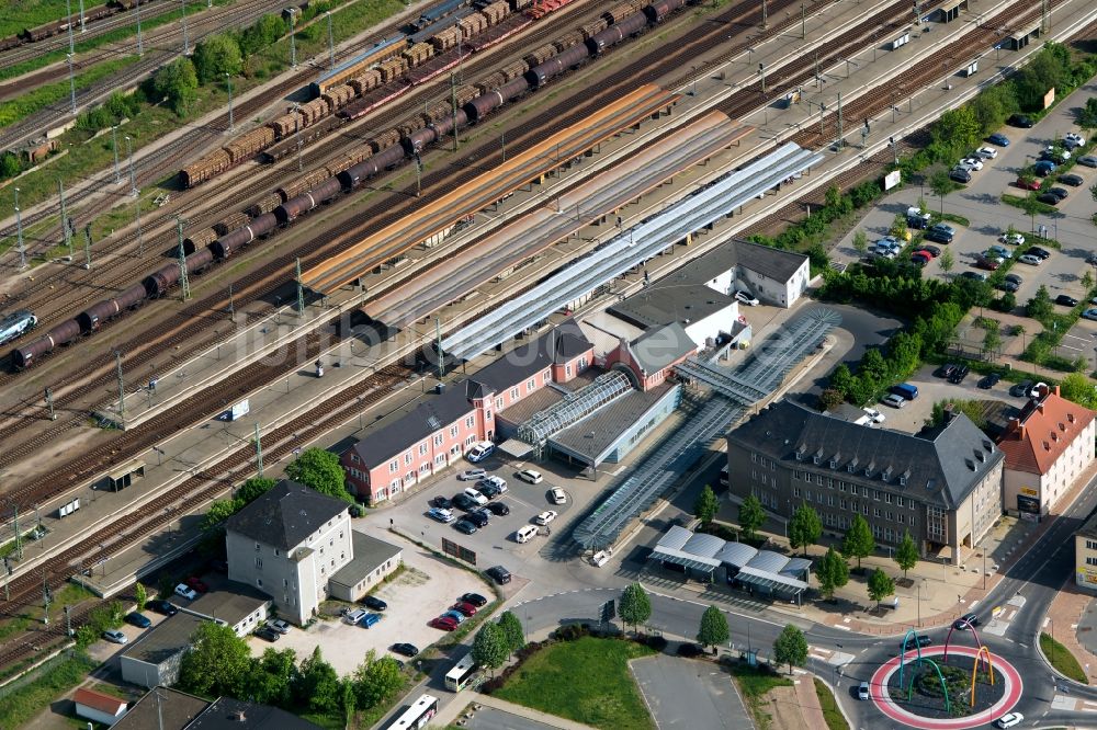 Saalfeld/Saale aus der Vogelperspektive: Gleisverlauf und Bahnhofsgebäude der Deutschen Bahn in Saalfeld/Saale im Bundesland Thüringen, Deutschland