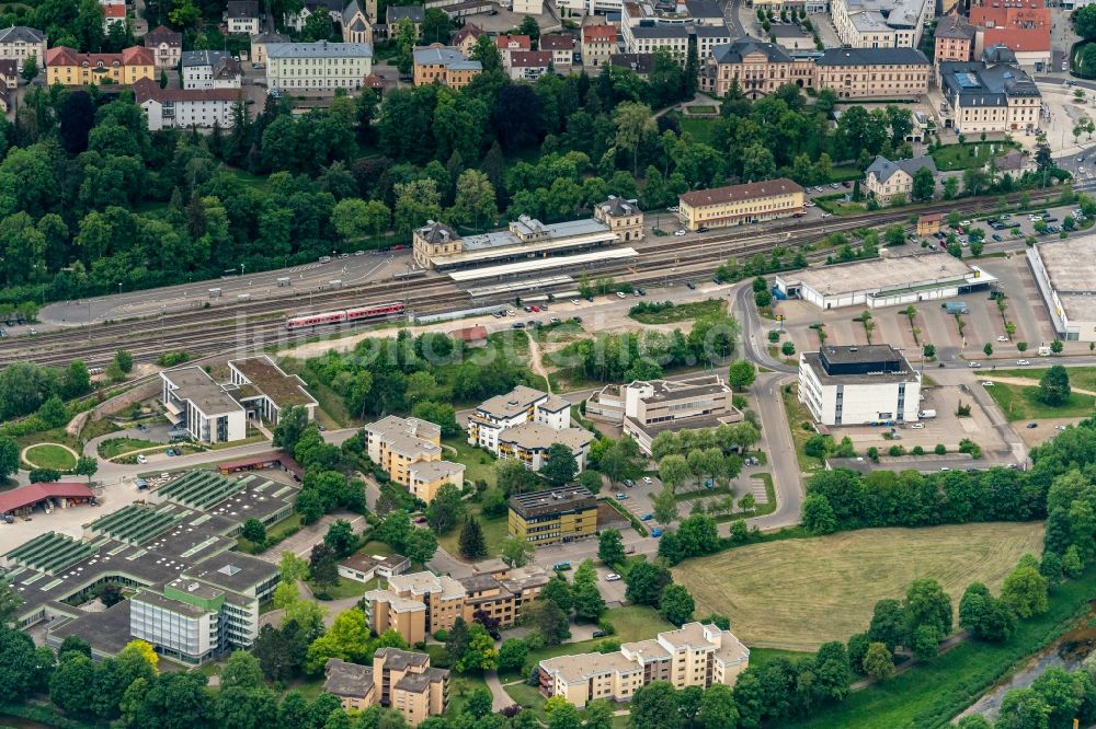 Luftaufnahme Sigmaringen - Gleisverlauf und Bahnhofsgebäude der Deutschen Bahn in Sigmaringen im Bundesland Baden-Württemberg, Deutschland