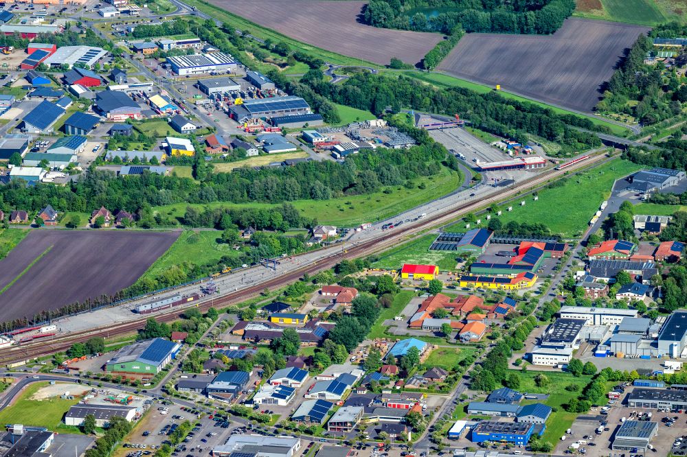 Luftbild Niebüll - Gleisverlauf und Bahnhofsgebäude der Deutschen Bahn Sylt-Shuttle in Niebüll im Bundesland Schleswig-Holstein, Deutschland