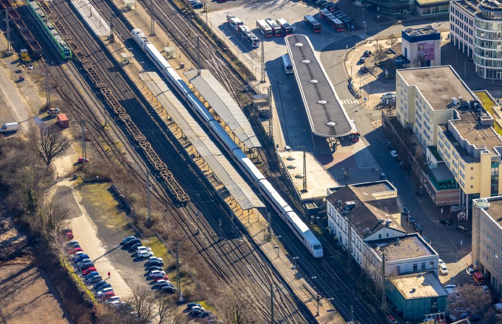 Unna von oben - Gleisverlauf und Bahnhofsgebäude der Deutschen Bahn in Unna im Bundesland Nordrhein-Westfalen, Deutschland