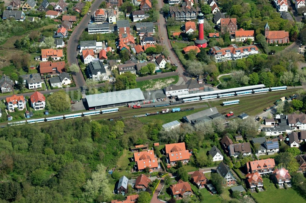 Luftbild Wangerooge - Gleisverlauf und Bahnhofsgebäude der Deutschen Bahn in Wangerooge im Bundesland Niedersachsen, Deutschland