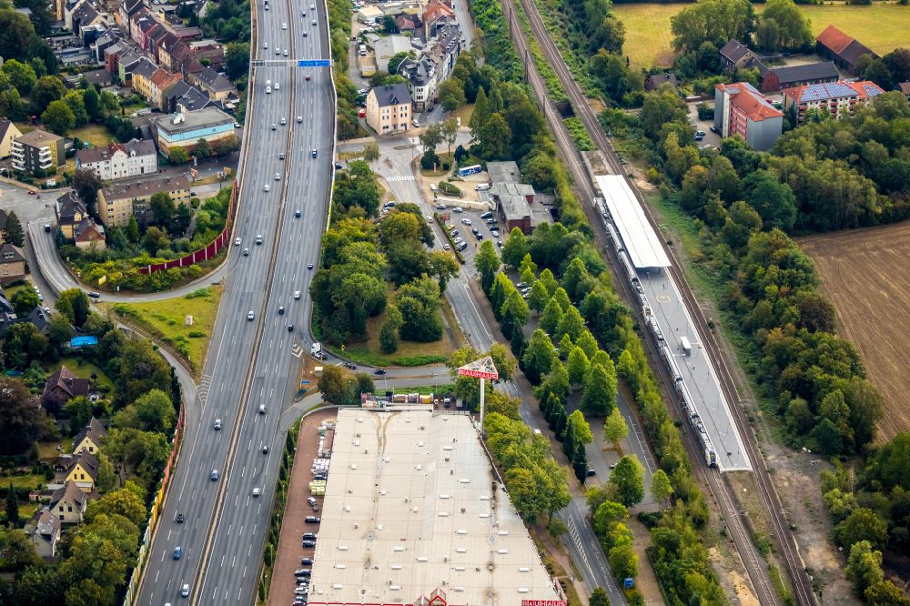 Luftaufnahme Bochum - Gleisverlauf und Bahnhofsgebäude der Deutschen Bahn in Wattenscheid im Bundesland Nordrhein-Westfalen, Deutschland