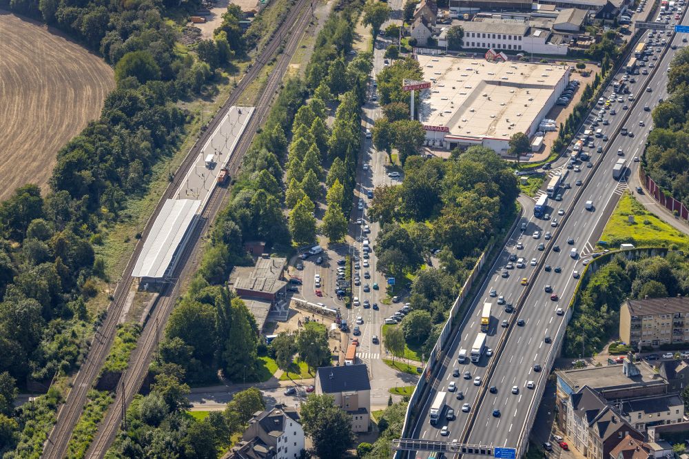 Luftaufnahme Bochum - Gleisverlauf und Bahnhofsgebäude der Deutschen Bahn in Wattenscheid im Bundesland Nordrhein-Westfalen, Deutschland
