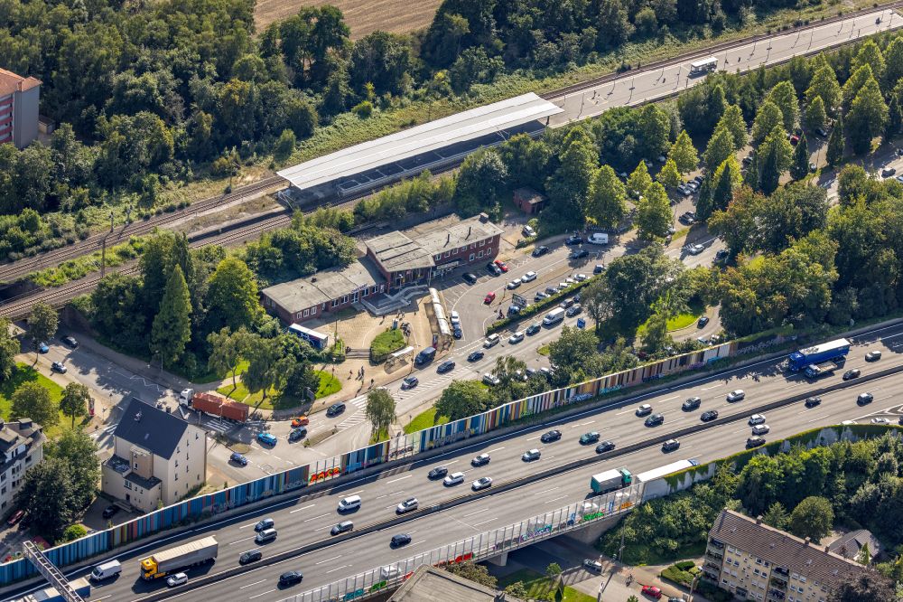 Bochum von oben - Gleisverlauf und Bahnhofsgebäude der Deutschen Bahn in Wattenscheid im Bundesland Nordrhein-Westfalen, Deutschland