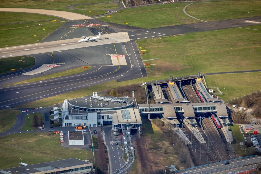 Luftaufnahme Düsseldorf - Gleisverlauf und Bahnhofsgebäude Düsseldorf-Flughafen in Düsseldorf im Bundesland Nordrhein-Westfalen, Deutschland