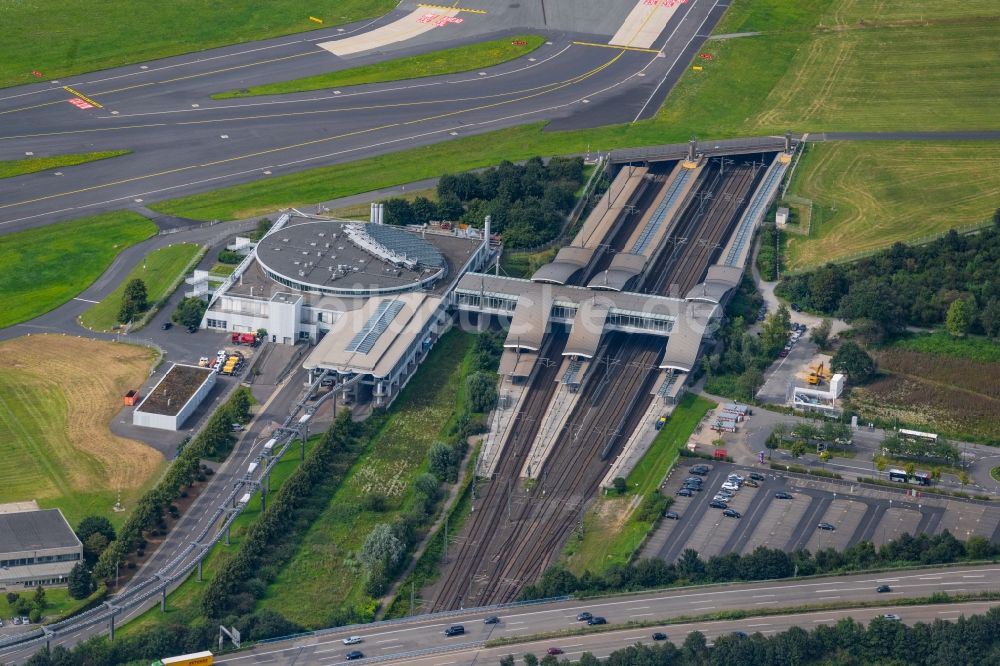 Düsseldorf von oben - Gleisverlauf und Bahnhofsgebäude Düsseldorf-Flughafen in Düsseldorf im Bundesland Nordrhein-Westfalen, Deutschland